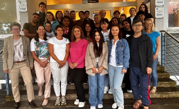 Gruppenfoto Ausbildungsstart an der Berufsfachschule für Pflege und Altenpflegehilfe in Rosenheim 